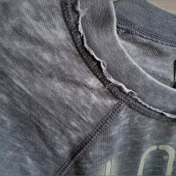 MUDD Soft Heather Gray Raw Edge Distressed Graphic Print Crop Light Sweater - Picture 12 of 14